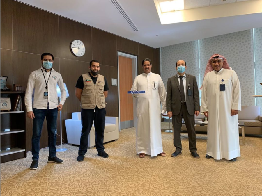 مدير مستشفى جابر الدكتور نادر العوضي و د. أحمد السعيد يتسلمان دفعة من أقنعة الوجه الشفافة من الجمعية