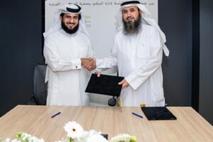 وقع مذكرة تفاهم مع جمعية الشرق الأوسط بدبي
